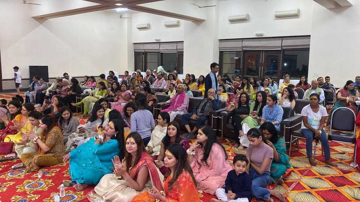 जेपी ग्रीन्स परिवार ने होली मिलन कार्यक्रम में भजन का उठाया लुफ्त